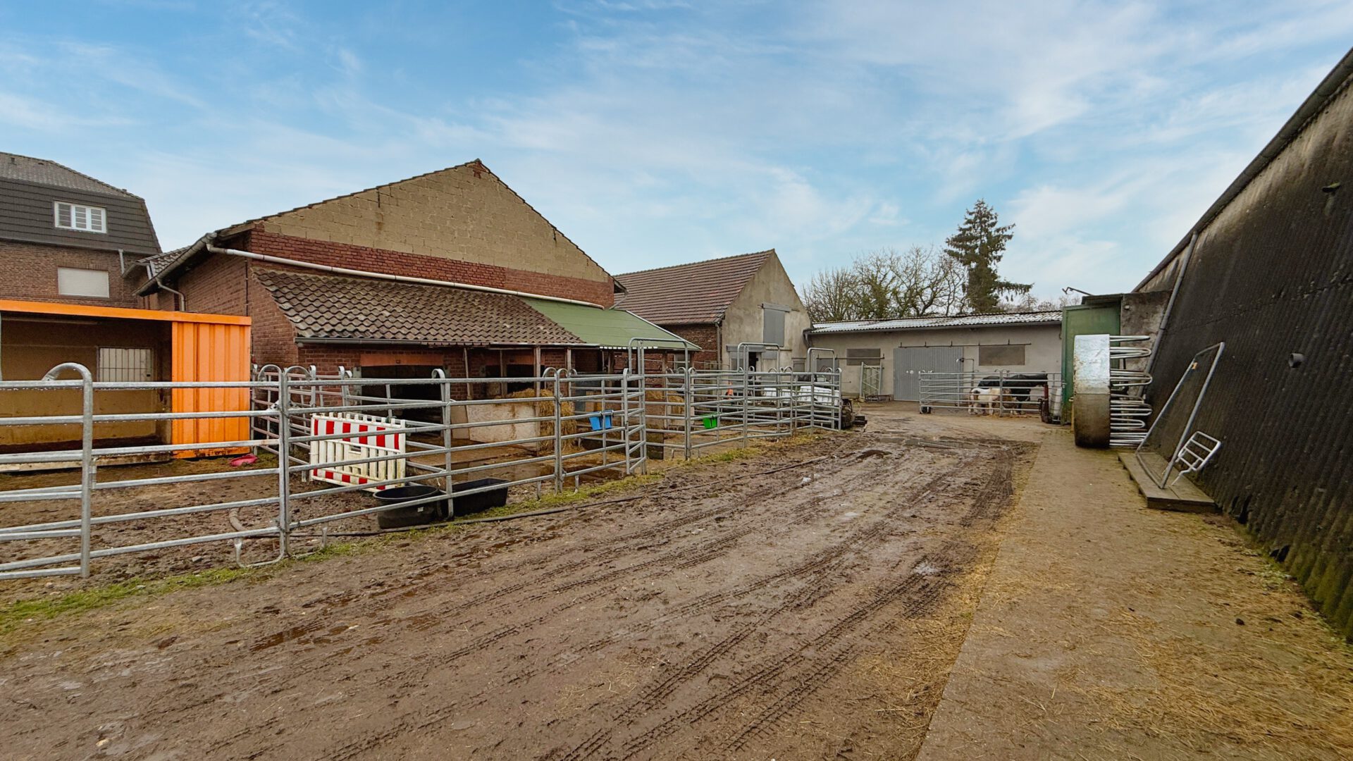 Innenhof mit Stallungen und Wirtschaftsgebäuden