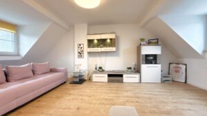 Großzügiger Raum im Dachgeschoss mit vielseitigen Nutzungsmöglichkeiten