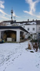 Teilüberdachte Gartenlounge mit vielseitiger Nutzungsmöglichkeit – perfekt für gesellige Abende