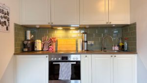 Kompakte Küche mit stilvoller Fliesenspiegelgestaltung und durchdachtem Stauraumkonzept