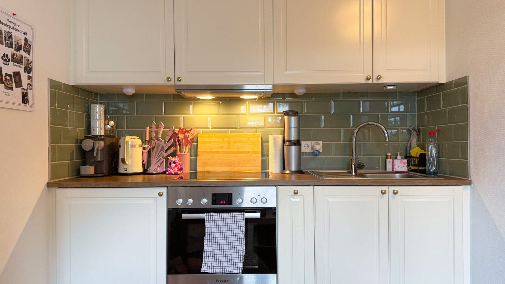 Kompakte Küche mit stilvoller Fliesenspiegelgestaltung und durchdachtem Stauraumkonzept