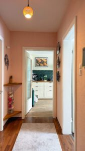 Einladender Flur mit Blick in die Küche