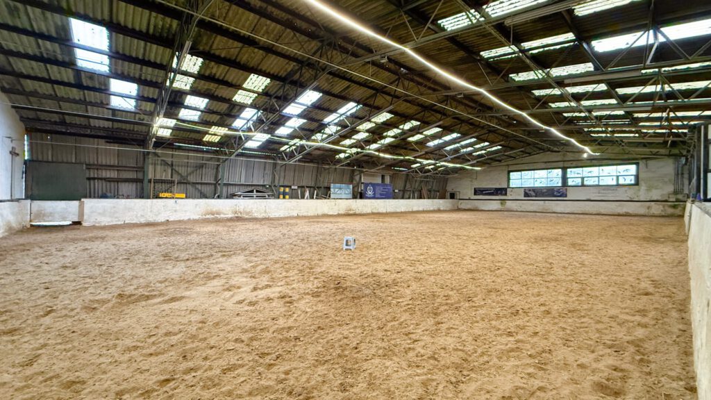Großzügige Reithalle mit Sandboden
