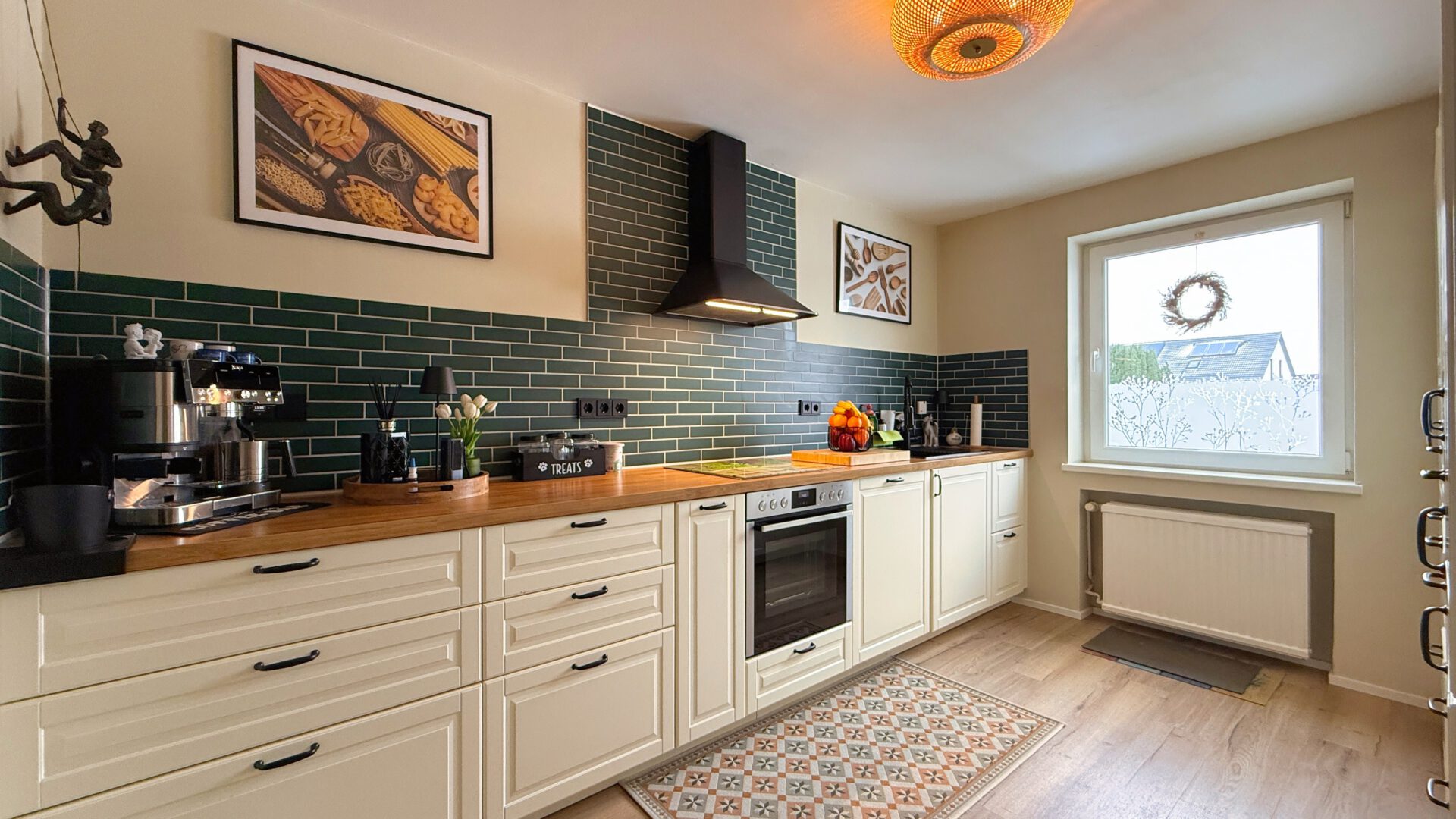 Landhausstil trifft Moderne – stilvoll eingerichtete Küche mit Vollausstattung und viel Arbeitsfläche