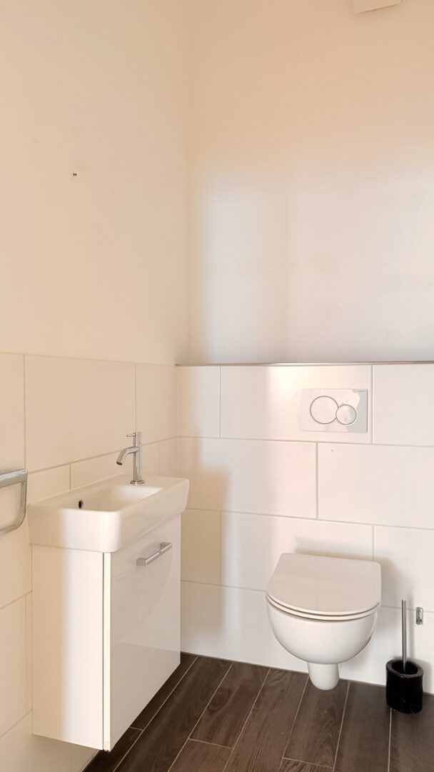 Separates Gäste-WC mit zeitlosen Fliesen