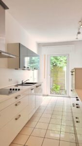 Moderne Einbauküche mit Zugang zur Terrasse
