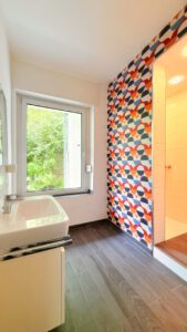 Modernisiertes Tageslichtbad mit Dusche
