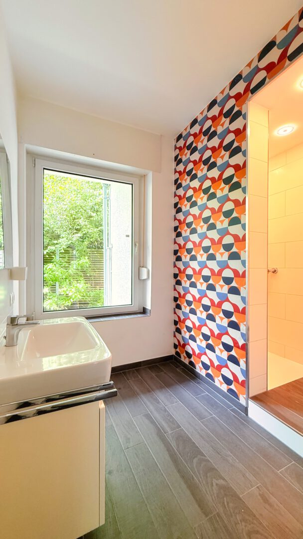 Modernisiertes Tageslichtbad mit Dusche