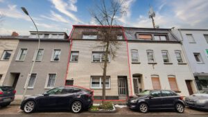 Straßenansicht der gepflegten Hausfassade in ruhiger Wohnlage