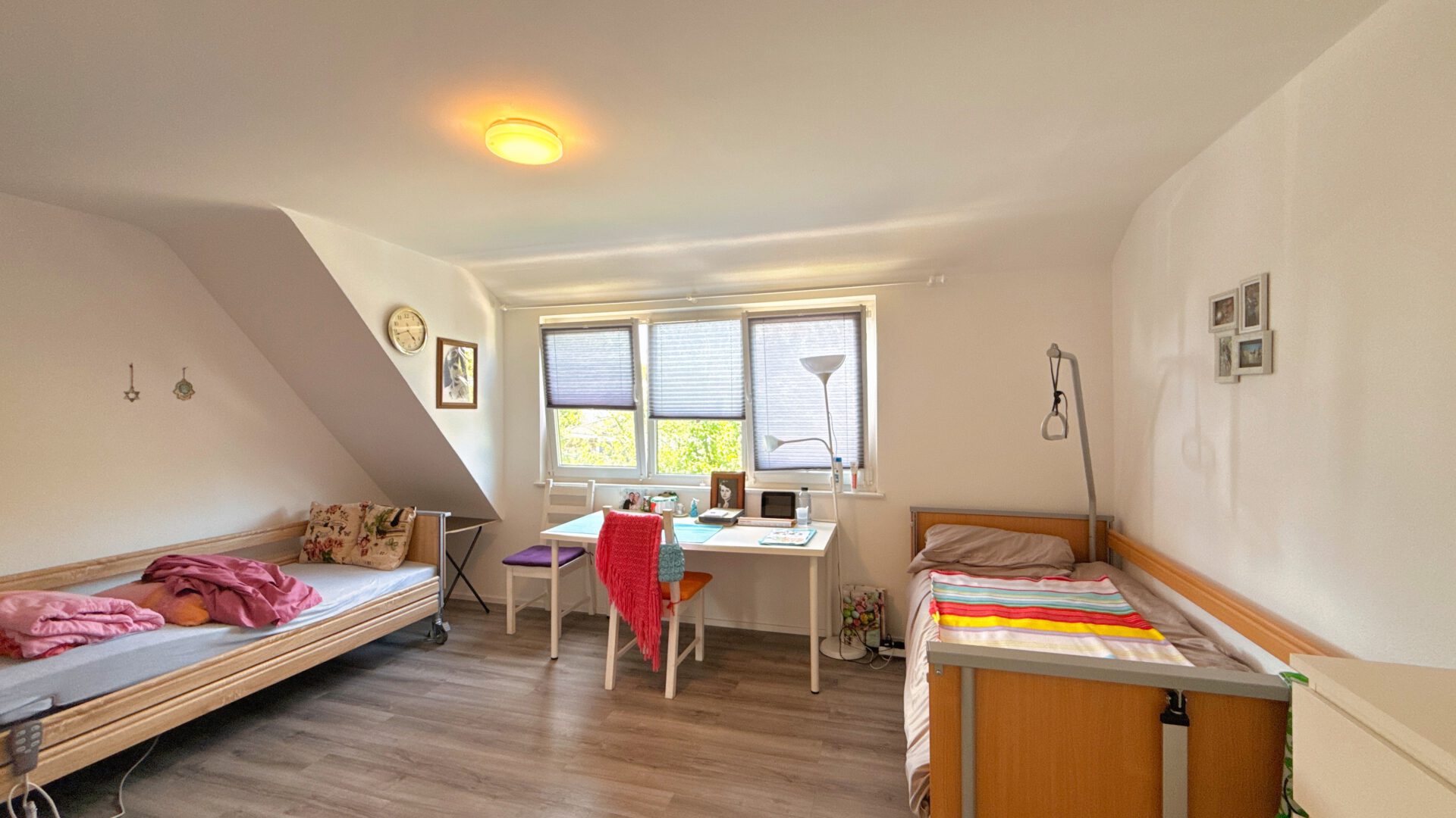 Freundliches Zimmer im Obergeschoss