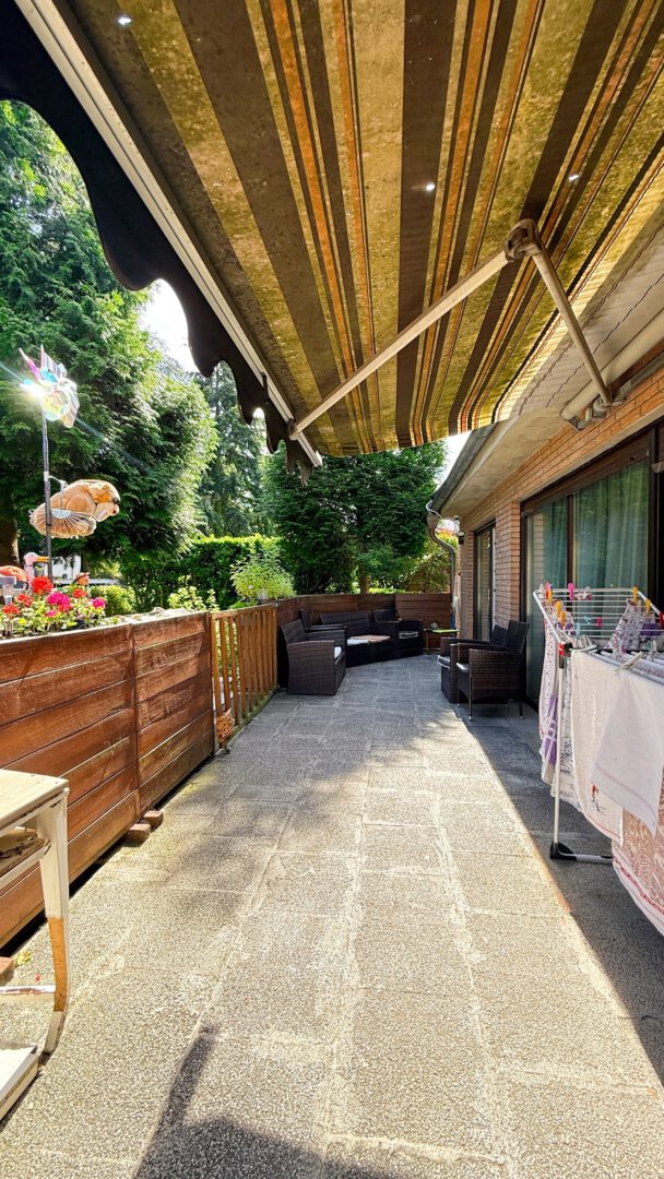 Sonnige Terrasse mit Markise