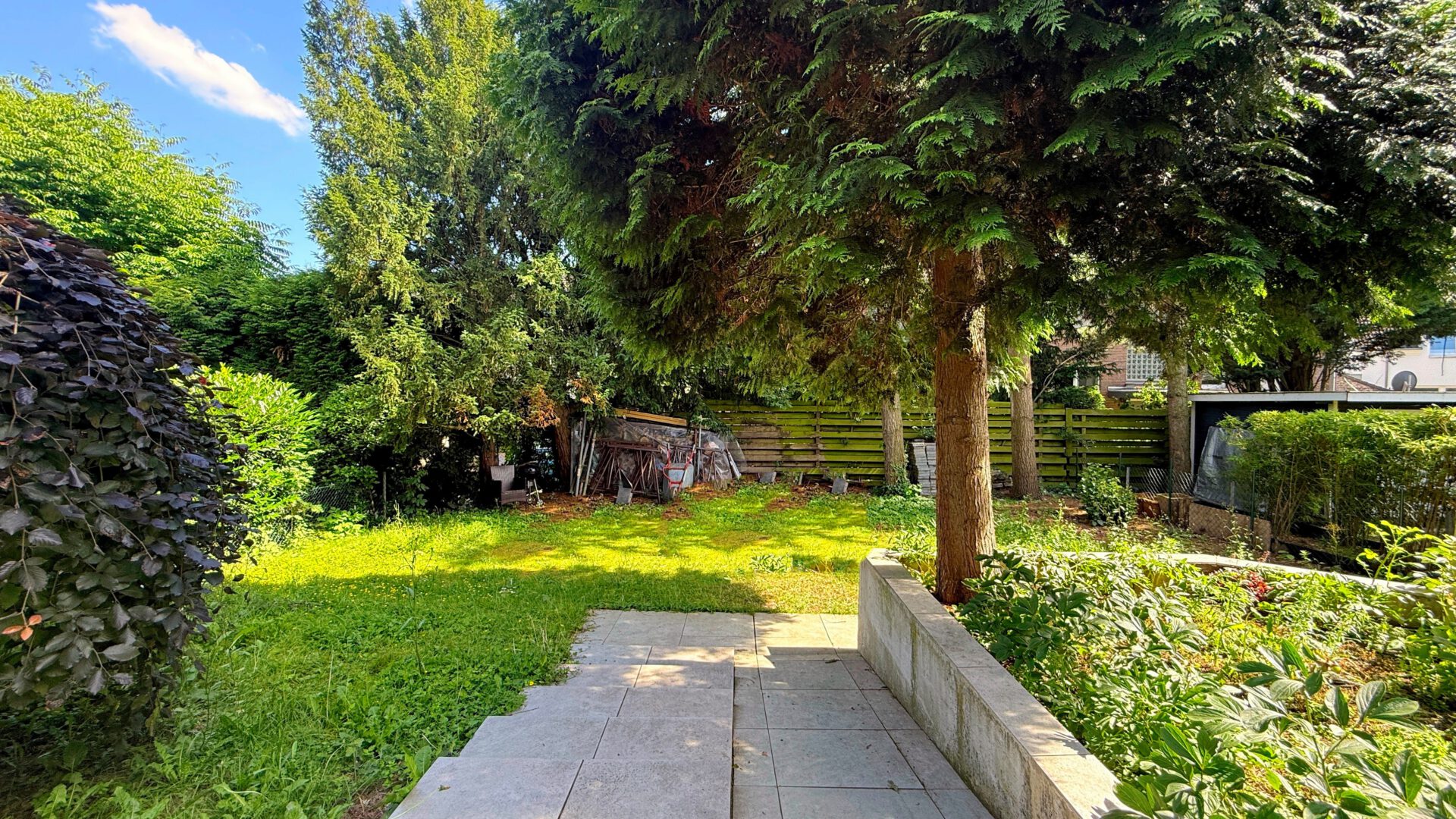 Grüner Garten mit viel Privatsphäre