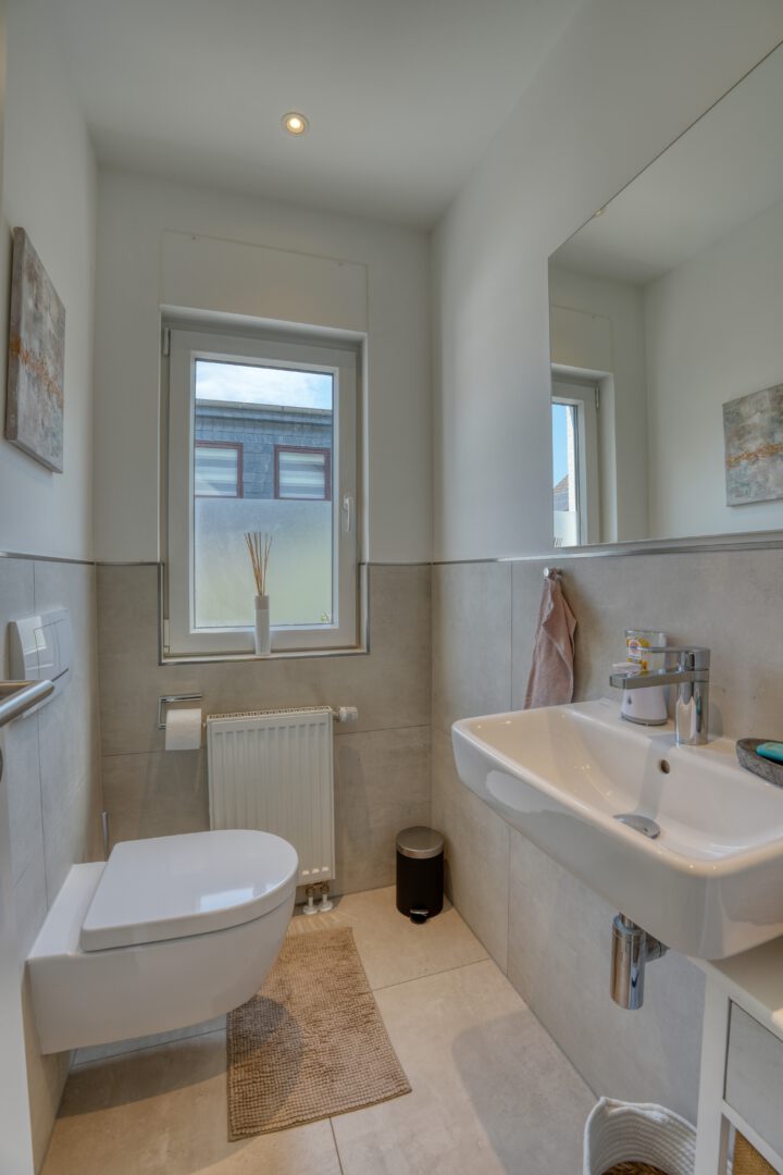 Modernes Gäste-WC mit Tageslicht