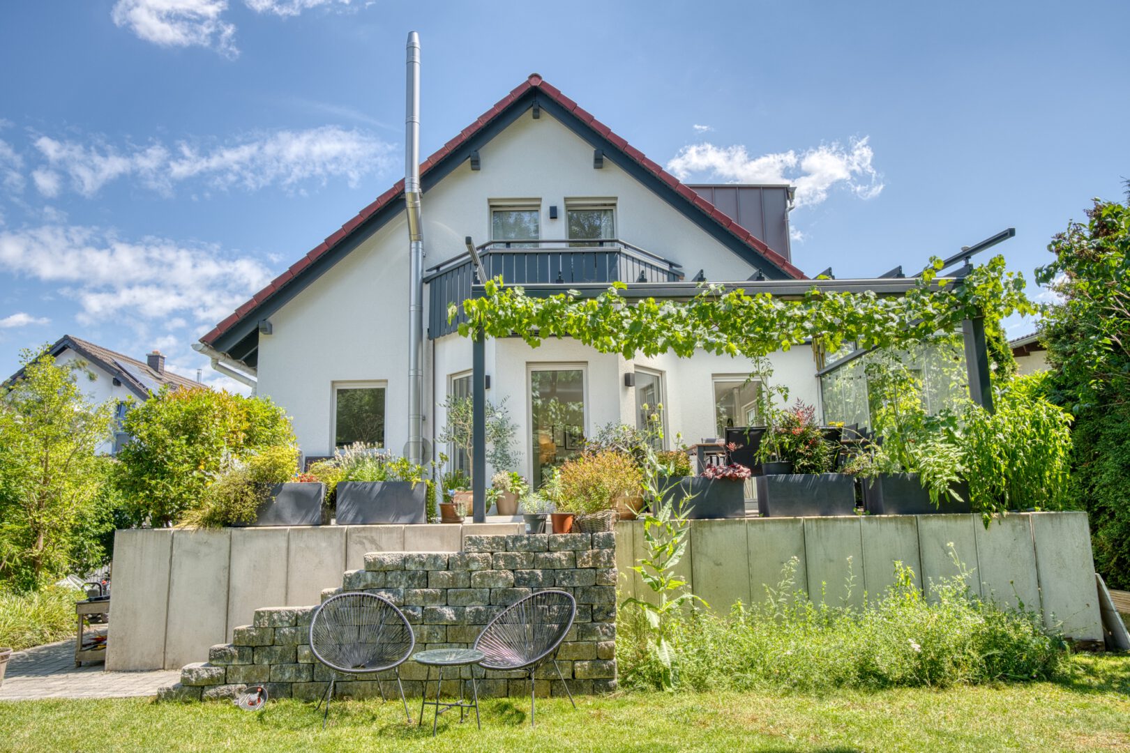 Rückansicht des Hauses mit Sonnenterrasse