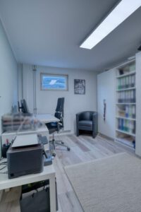 Helles Arbeitszimmer im Untergeschoss