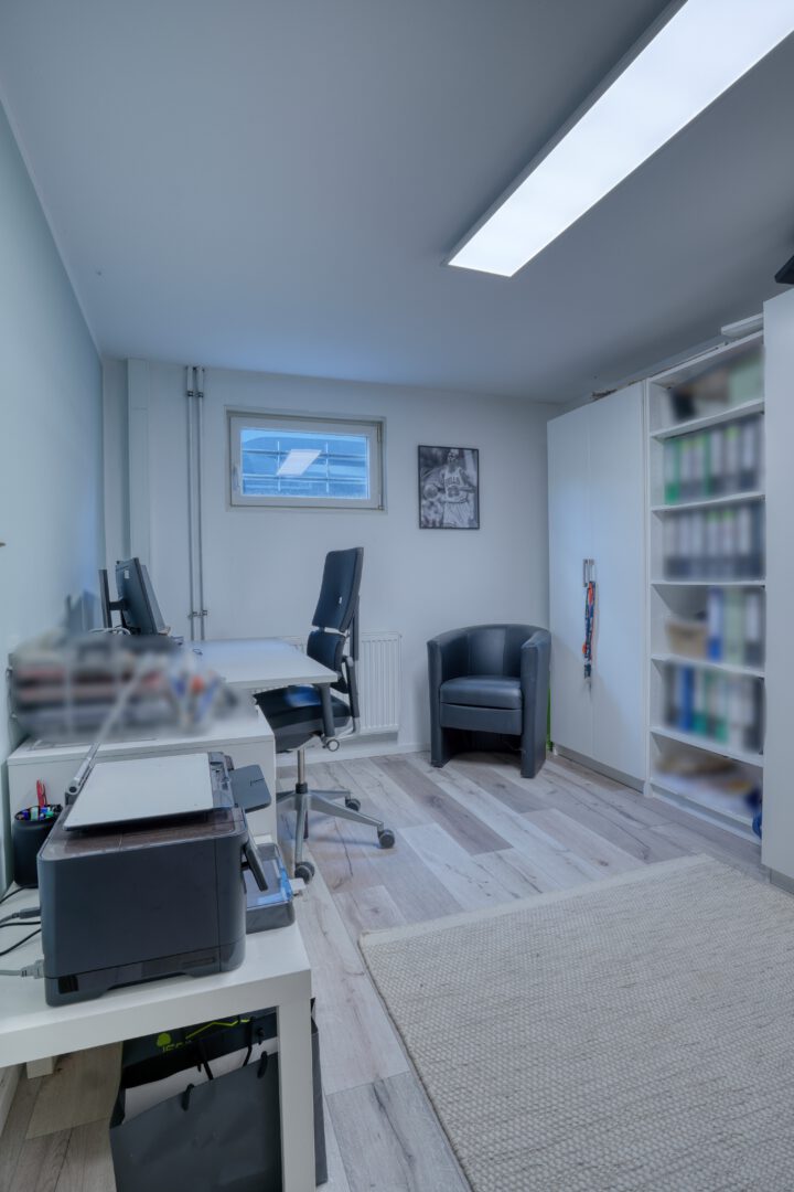 Helles Arbeitszimmer im Untergeschoss