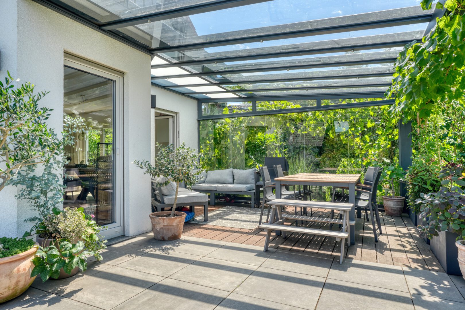 Großzügige Terrasse mit Glasüberdachung