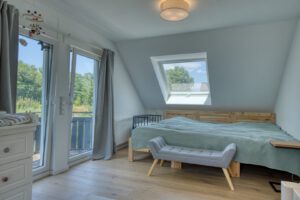 Helles Schlafzimmer mit Balkonzugang