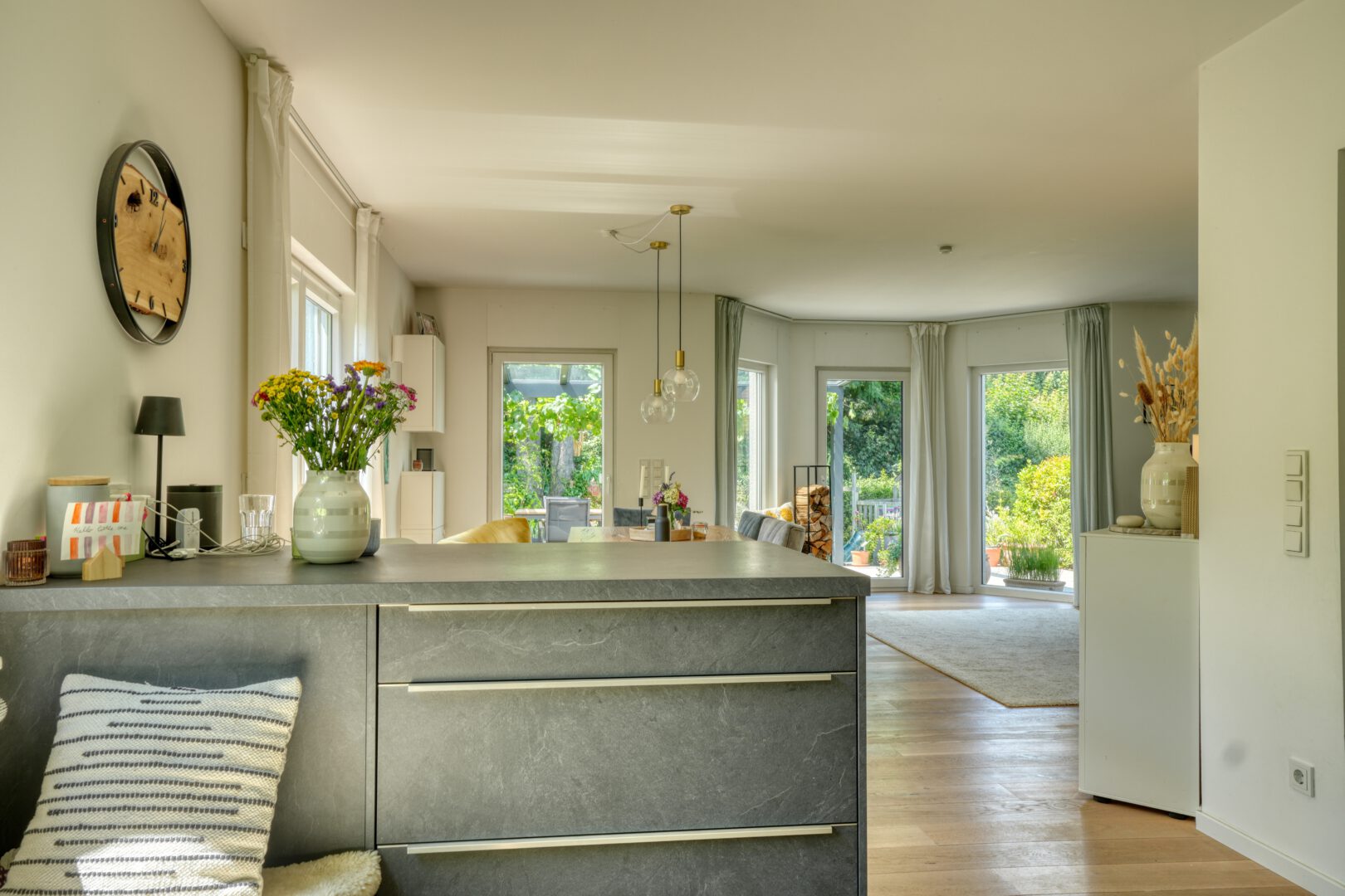 Offener Wohn- und Essbereich mit Gartenblick