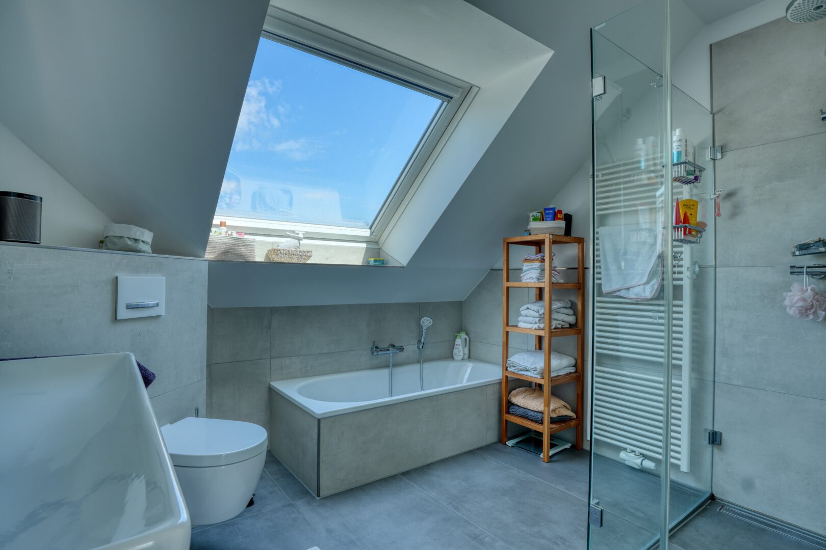 Modernes Bad mit Dusche und Badewanne