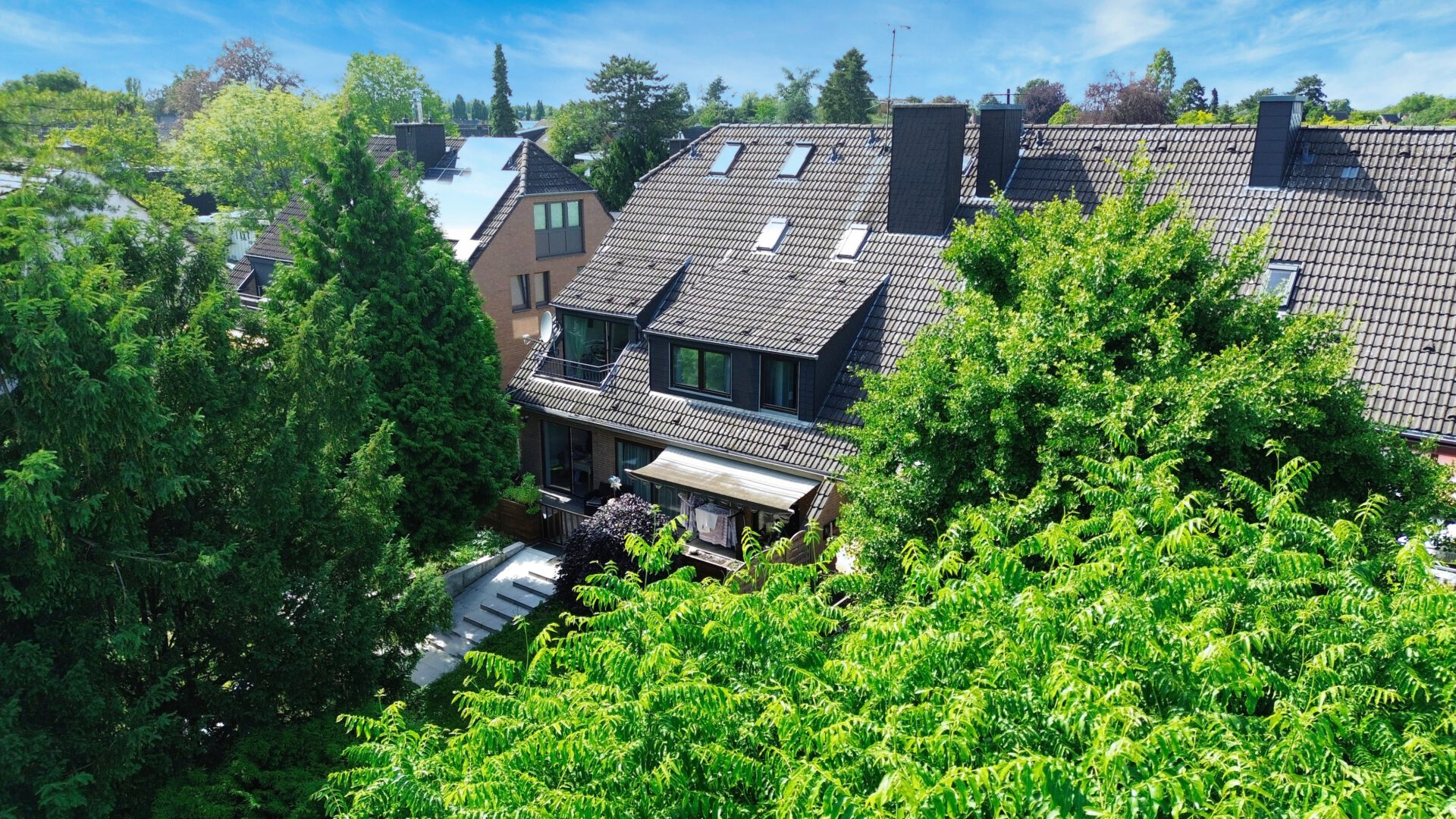 Rückansicht mit Terrasse und Garten