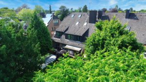 Rückansicht mit Terrasse und Garten