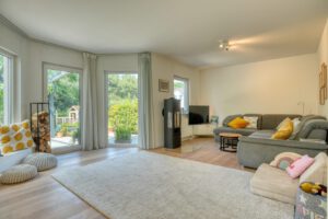 Lichtdurchfluteter Wohnbereich mit direktem Terrassen- und Gartenzugang