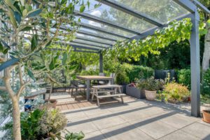 Überdachte Terrasse mit Blick ins Grüne