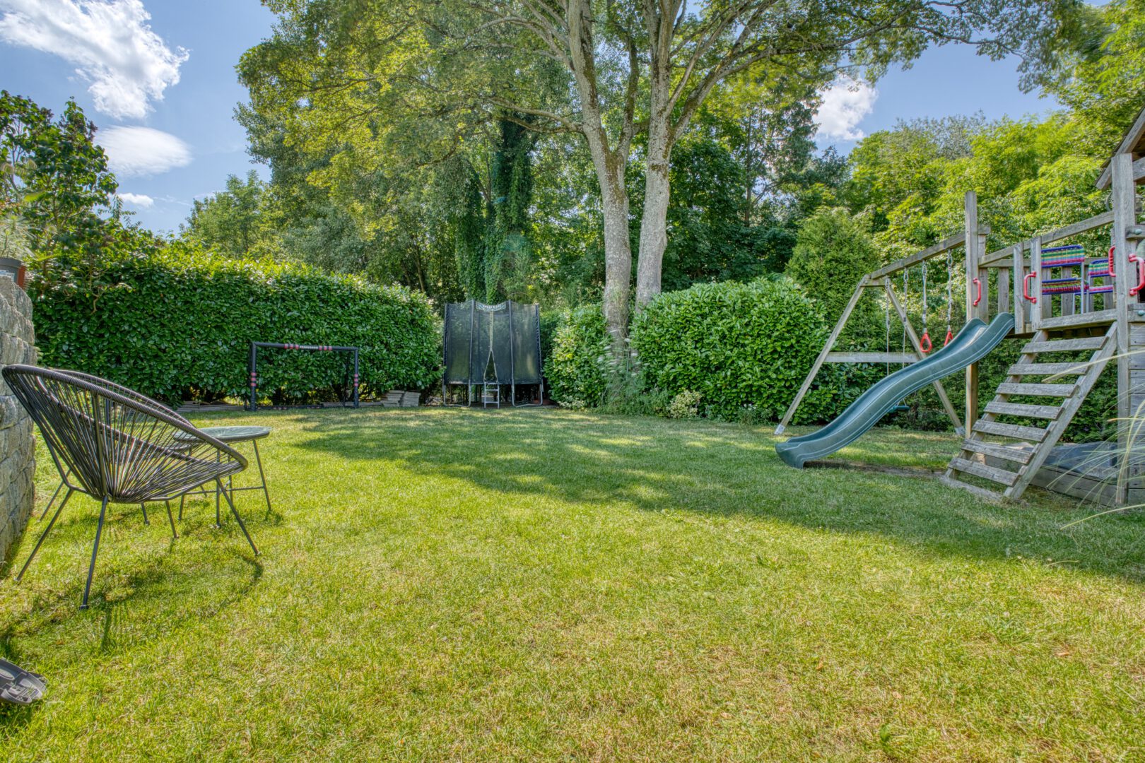 Weitläufiger Garten mit Spielbereich