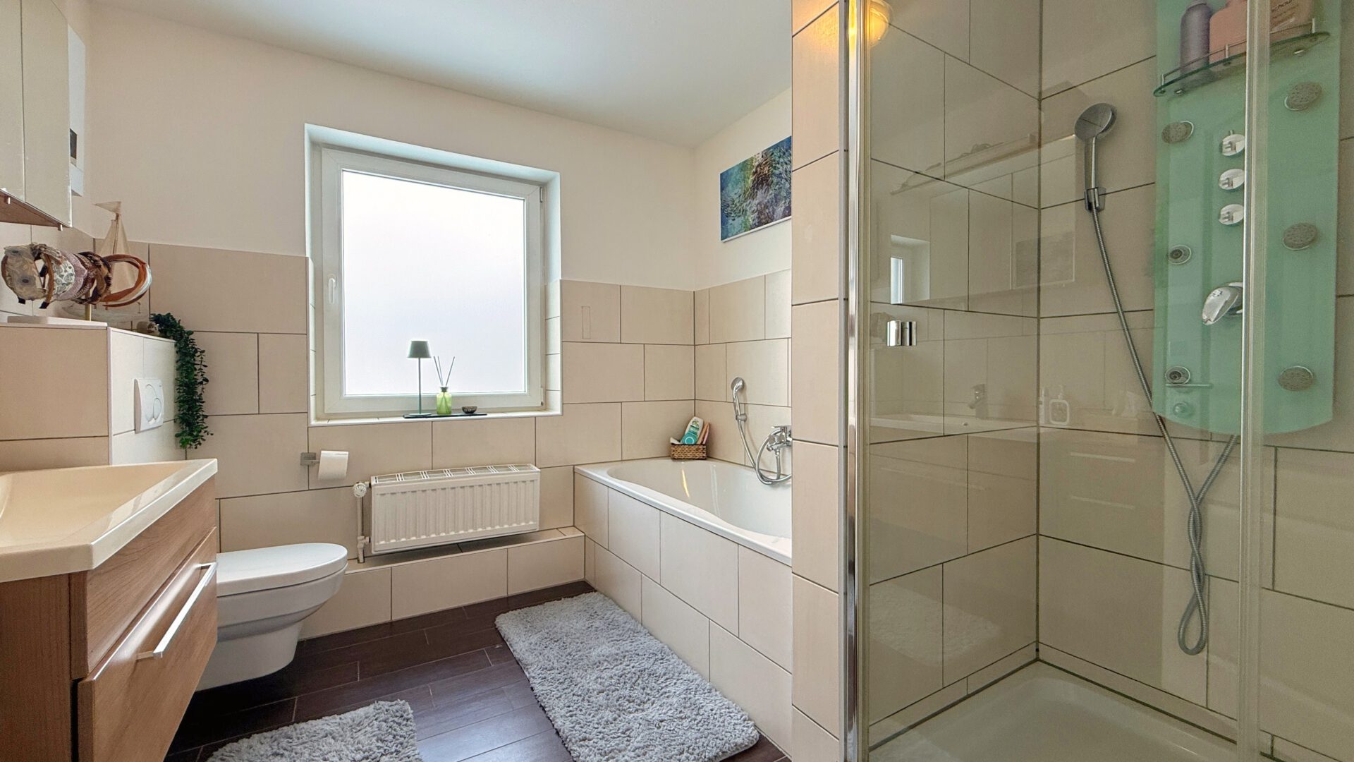 Großzügiges Tageslichtbad mit Badewanne, Dusche und geschmackvoller Ausstattung