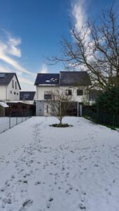 Blick in den großzügigen Gartenbereich – ideal für Familien, Haustiere oder Hobbygärtner