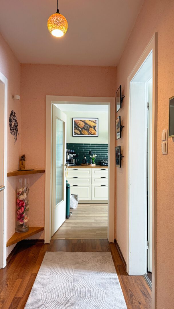 Einladender Flur mit Blick in die Küche